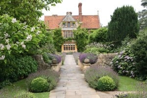 side approach to le manoir